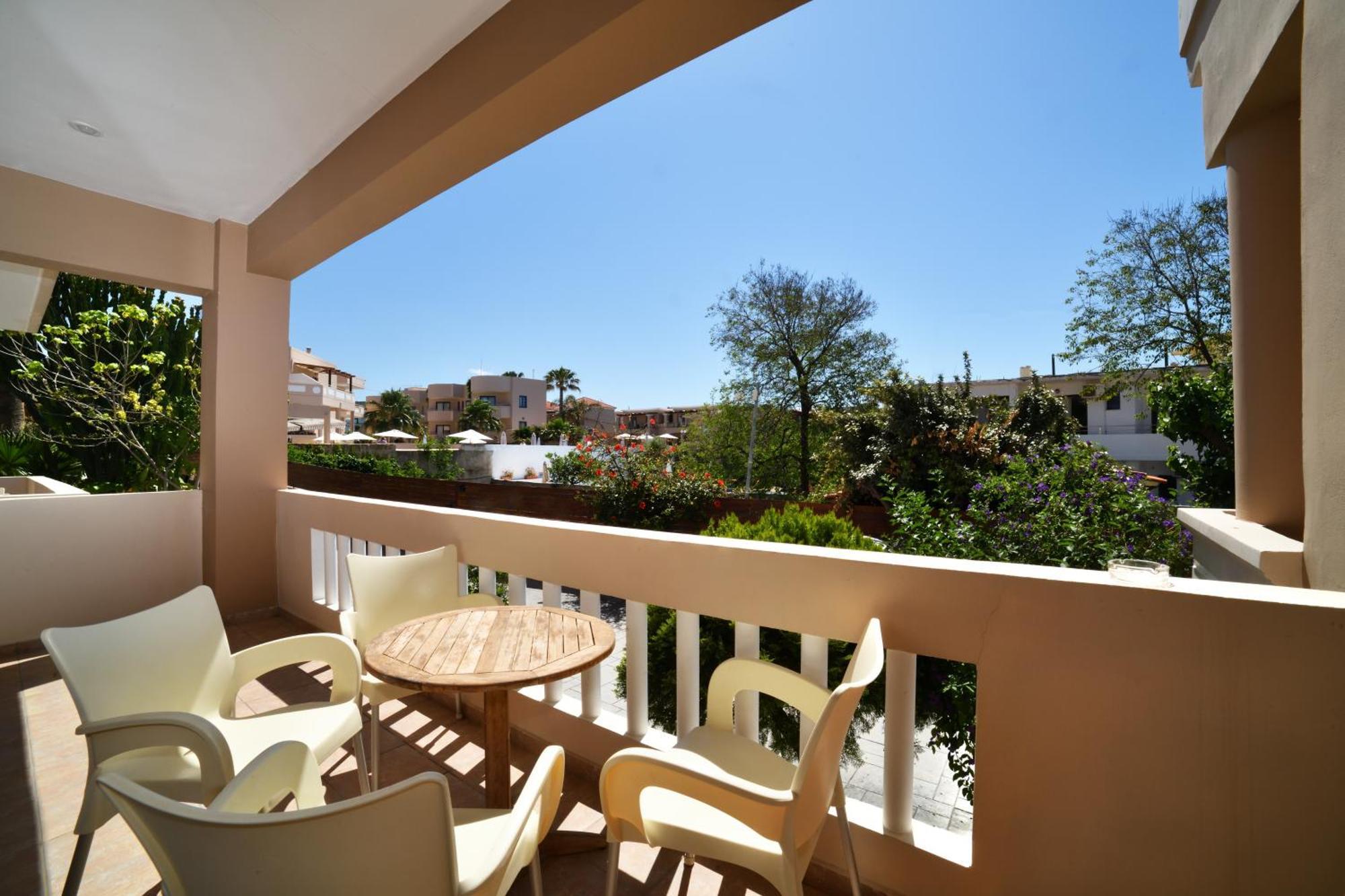 Akatos Hotel Agia Marina Eksteriør bilde